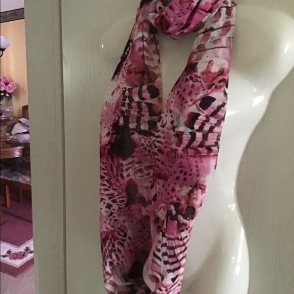 Scarf pink black white leopard print, versatile🌸nice pattern good shape - Picture 3 of 8